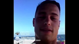 Jogador Leo Parraguez mostrou sua jeba enorme em live do instagram