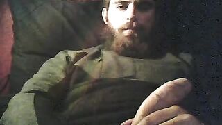 Barbudo exibindo sua piroca abissal na webcam