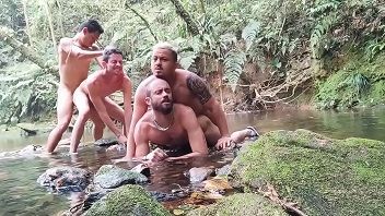 Suruba gostosa na cachoeira com muito sexo anal