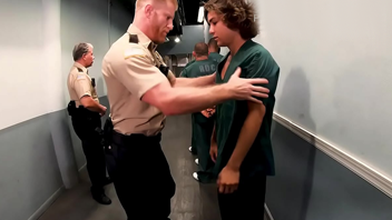 Guarda safadinho foi revistar o preso e ficou assutado com o tamanho da rola, caindo de boca em um vídeo de sexo