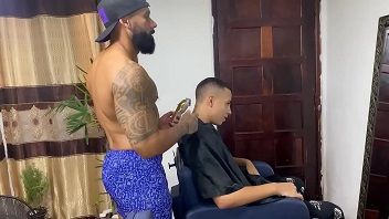 Barbeiro barbudo botou o cliente novinho pra mamar