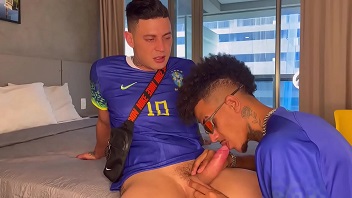 Bruno levou amigo moreninho pra assistir o jogo do Brasil e botou pra mamar