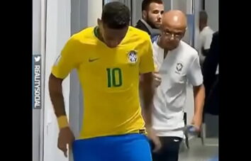 Neymar semi nu mostrando seu pau duro no short