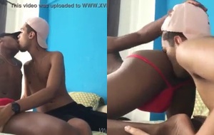 Novinho mulato surpreende ao chupar o amigo com todo o tesão