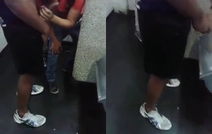 Amador ousado surpreende com boquete ardente em banheiro público enquanto cúmplice registra tudo