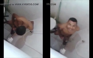 Amigo Flagra Colega se Masturbando e Reage com Sorriso Malicioso ao Descobrir a Câmera – GO
