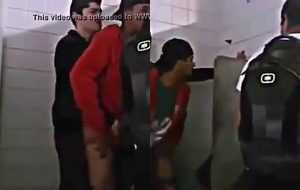 Amigos Ardentes Transformam Banheiro Universitário em Palco de Prazer Proibido