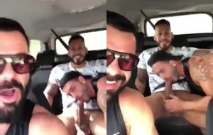 Amigos Gays Se Aquecem com Oral Ardente Durante Viagem em Carro Filmada por Hétero
