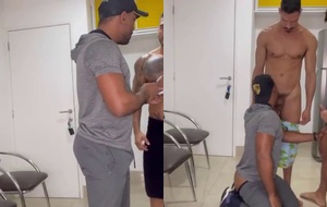 Eletricista Surpreendido por Casal Safado em Ménage Ardente