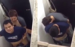 Encontro Ardente Entre Gays Gostosos em Banheiro Público