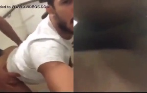 Jefferson Moreno entrega o corpo ao coroa nas escadas e recebe leite quente no anal
