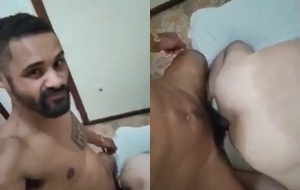 Moreno dominador fode novinho branco em posição de quatro em vídeo caseiro