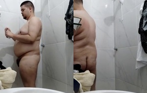 Gordo sensual se exibe todo molhado no banho - cenas quentes e provocantes Gordo sensual se exibe todo molhado no banho - cenas quentes e provocantes