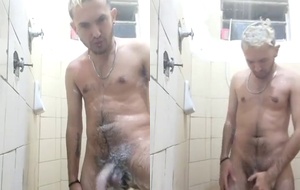 Jovem safado se aliviando no chuveiro com muito tesão