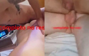 Machão dominador engole o novinho obediente que adora servir de brinquedo para casal safado – Cena quente