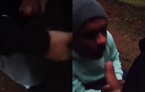 Surpresa na Calçada: Garoto Arrisca Tudo Mamando em Público Surpresa na Calçada: Garoto Arrisca Tudo Mamando em Público